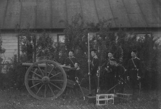 1885 г. занятия по боевой работе. С запальником - юнкер Никитин, выпуск 1886 г. 